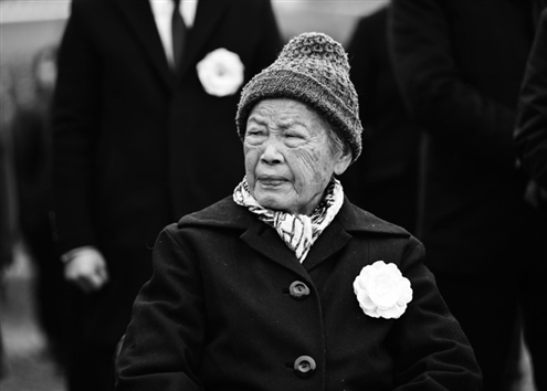 南京大屠杀幸存者艾义英参加公祭仪式